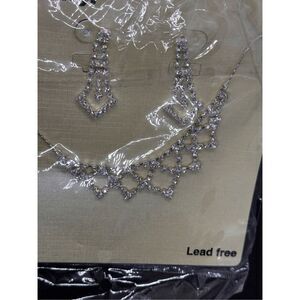 NEW WITH IN PACKAGE Gorgeous prong set glass stone silver tone Matching earrings